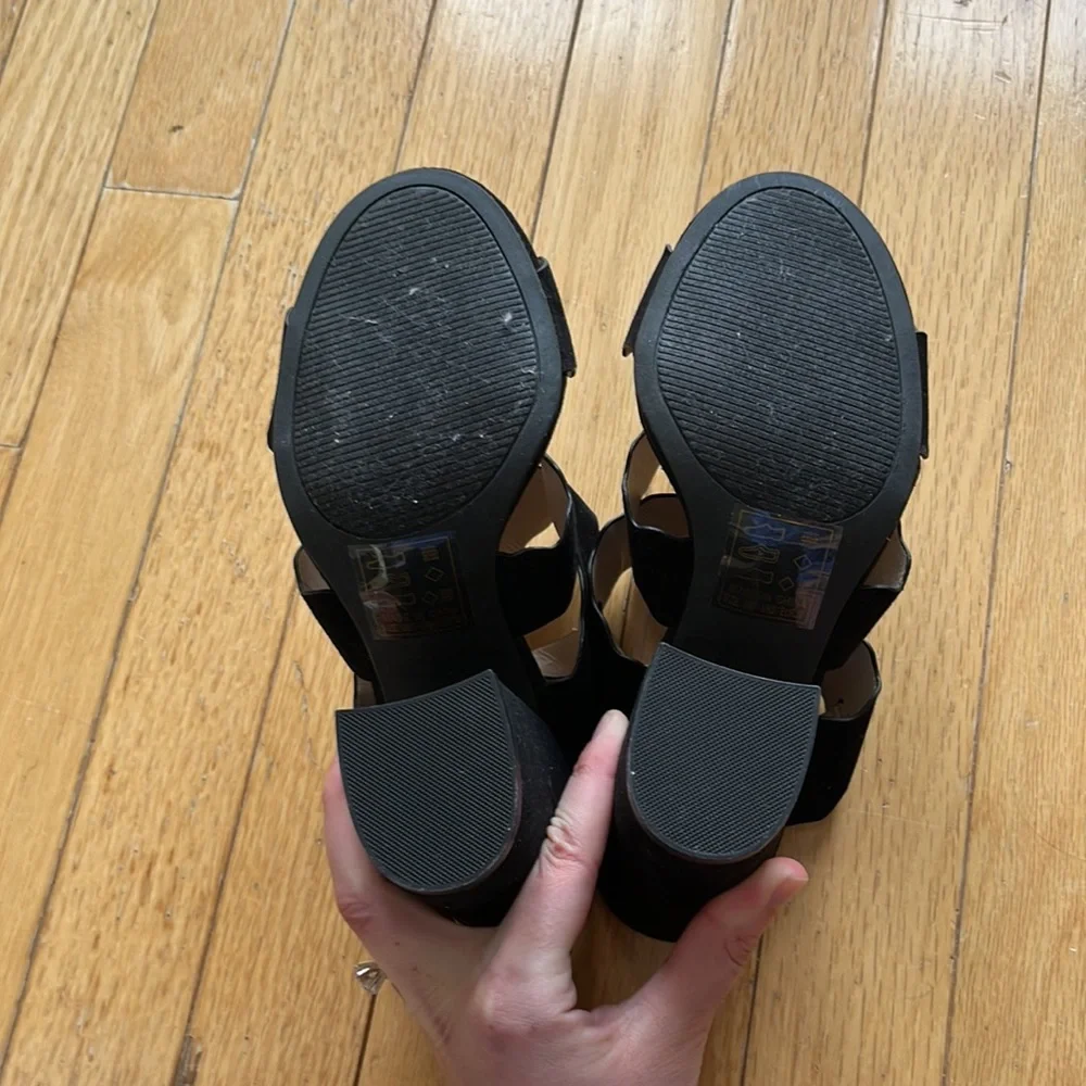 Black scalloped strap heeled sandals - Picture 4 of 5